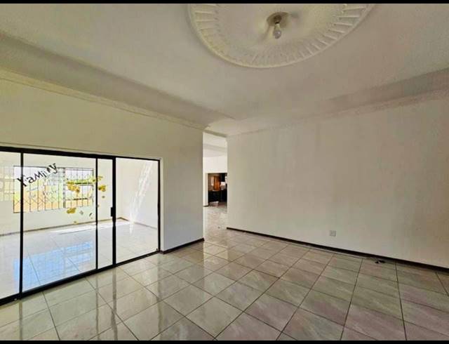 4 BEDROOM FREEHOLD TO LET IN MODEL PARK